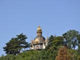 Na vrcholu kopce můžete spatřit letní sídlo hraběte Draculi