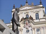 Socha Tomáše Gariqua Masaryka, pozorujícího vstup do Pražského hradu