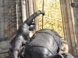 Socha sv. Jiří bojujícího s drakem s Katedrálou sv. Víta v pozadí - na nádvoři Pražského hradu